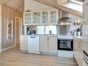 Køleskab, mikrobølgeovn, opvaskemaskine, højstol