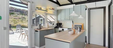 Køleskab, ovn, opvaskemaskine, højstol