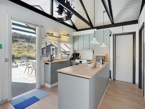 Kjøleskap, ovn, oppvaskmaskin og høy barnestol