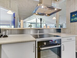 ثلاجة، ميكروويف، فرن، غسالة أطباق