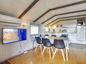 Køleskab, mikrobølgeovn, opvaskemaskine, højstol