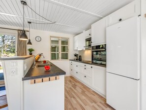 Køleskab, mikrobølgeovn, opvaskemaskine, køkkentøj/tallerkener/redskaber