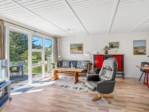 Fernseher, Kamin, DVD-Player