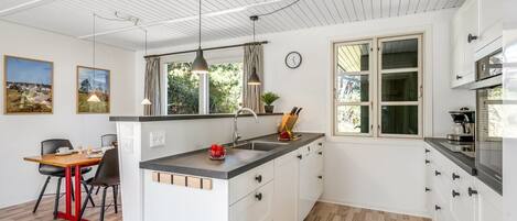 ثلاجة، ميكروويف، فرن، غسالة أطباق