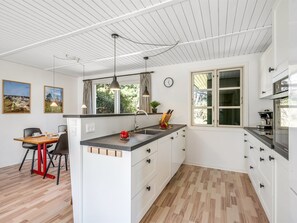Køleskab, mikrobølgeovn, opvaskemaskine, køkkentøj/tallerkener/redskaber