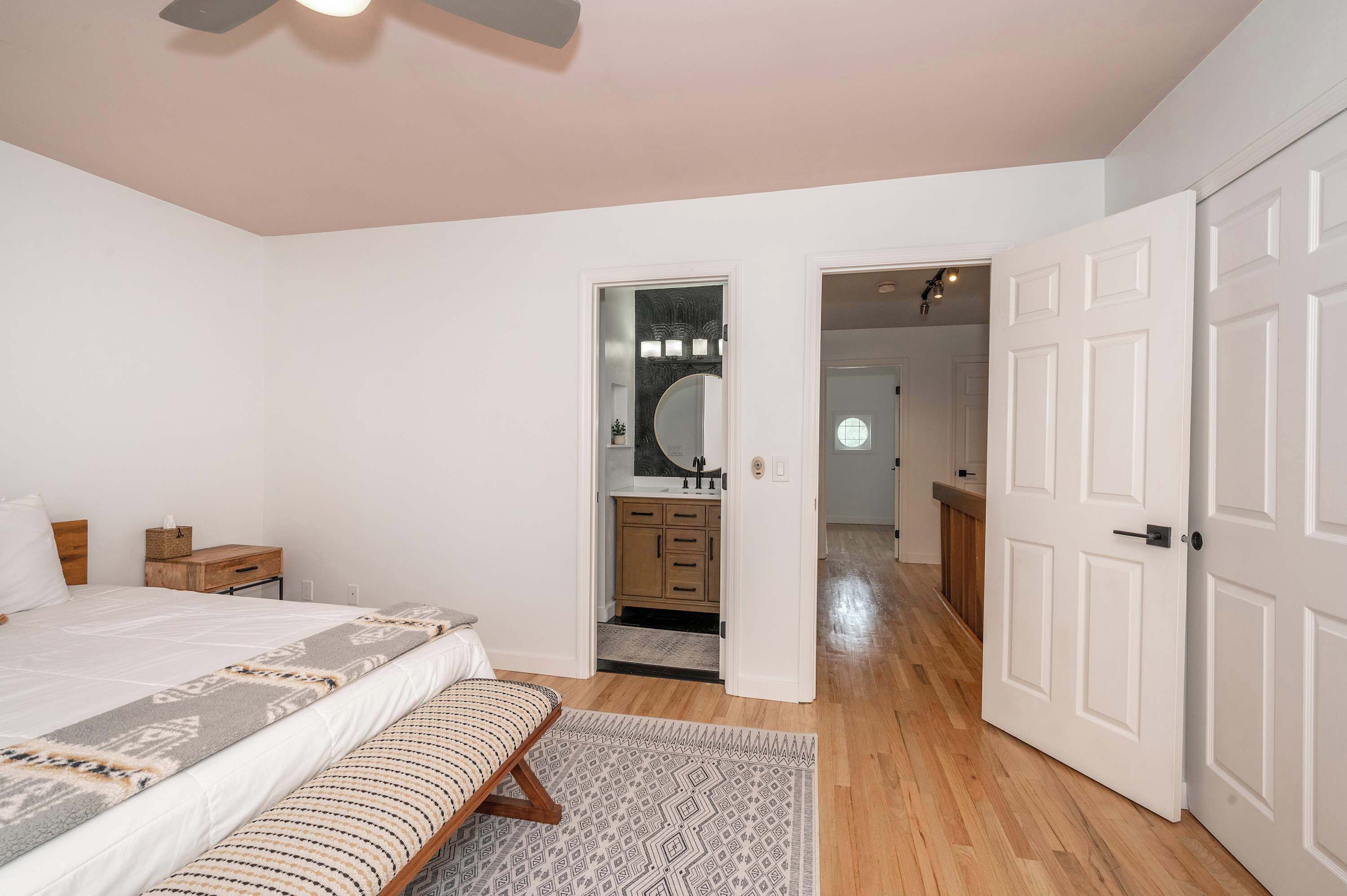 Nhà, nhiều giường, ban công | 2 phòng ngủ, trang trí khác biệt 