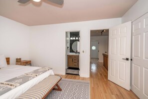 Nhà, nhiều giường, ban công | 2 phòng ngủ, trang trí khác biệt 