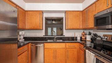 House, Multiple Beds, Balcony | Private kitchen | Fridge, microwave, oven, stovetop