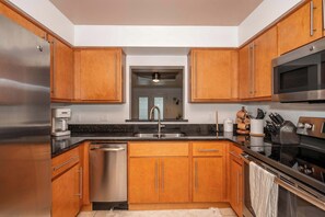 Casa, varias camas, balcón | Cocina privada | Refrigerador, microondas, horno y parrilla de estufa 