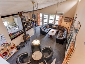 Televisie, een open haard en een dvd-speler