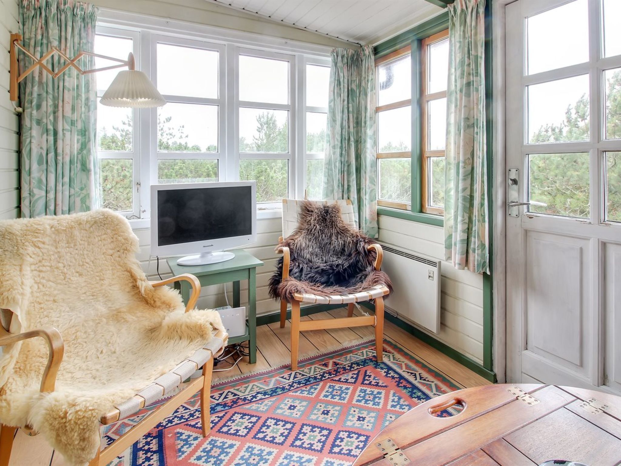 Télévision, cheminée, lecteur de DVD