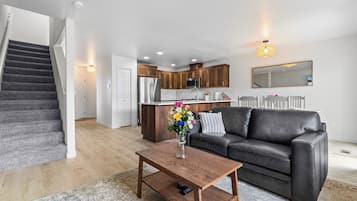 Townhouse, Beberapa Tempat Tidur, perapian, pemandangan kebun (Redmond Getaway Hub) | Area keluarga | Televisi layar datar 42-inci dengan saluran TV digital dan perapian
