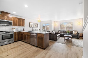 Townhome, Multiple Beds, Fireplace, Garden View (Redmond Getaway Hub) | Private kitchen | Fridge, microwave, oven, stovetop - Redmond Getaway Hub Adventure Awaits! (Redmond)