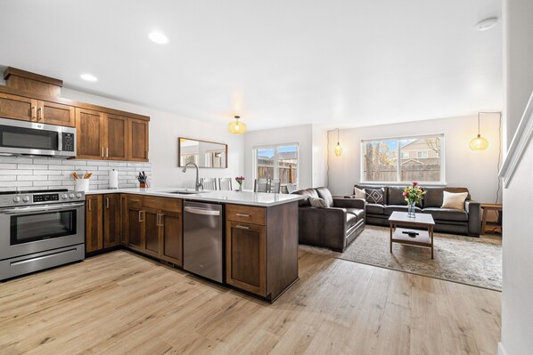 Pientalo, useita sänkyjä, takka, näköala puutarhaan (Redmond Getaway Hub) | Yksityinen keittiö | Jääkaappi, mikroaaltouuni, uuni, liesi