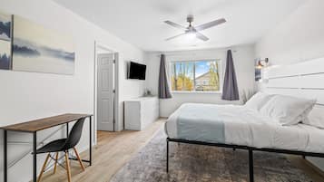 Casa de ciudad, varias camas, chimenea, vista al jardín (Redmond Getaway Hub) | 3 habitaciones, decoración personalizada y muebles diferentes