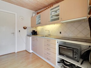 Frigorifero, microonde, forno, seggiolone