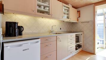 Køleskab, mikrobølgeovn, ovn, højstol