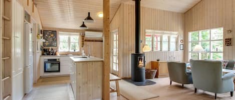 Fridge, oven, dishwasher, cookware/dishes/utensils