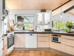 Jääkaappi, mikroaaltouuni, uuni, astianpesukone