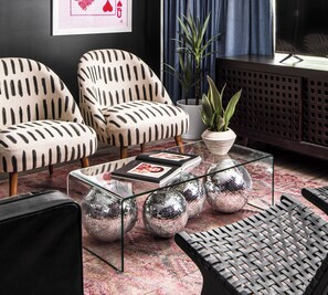 Apartment, Mehrere Betten, Küche | Wohnbereich | Fernseher