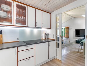 Køleskab, mikrobølgeovn, opvaskemaskine, køkkentøj/tallerkener/redskaber