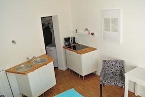 Kühlschrank, Mikrowelle, Herdplatte, Wasserkocher mit Kaffee-/Teezubehör