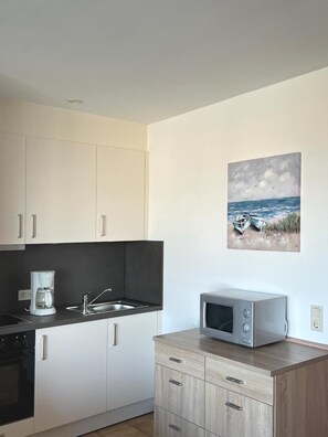 Fridge, oven, stovetop, coffee/tea maker - Seehütte Ferienwohnung 6,30 (Cuxhaven)