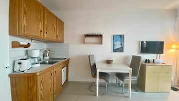 Fridge, stovetop, coffee/tea maker, toaster