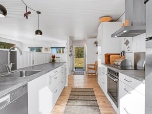 Køleskab, mikrobølgeovn, opvaskemaskine, køkkentøj/tallerkener/redskaber