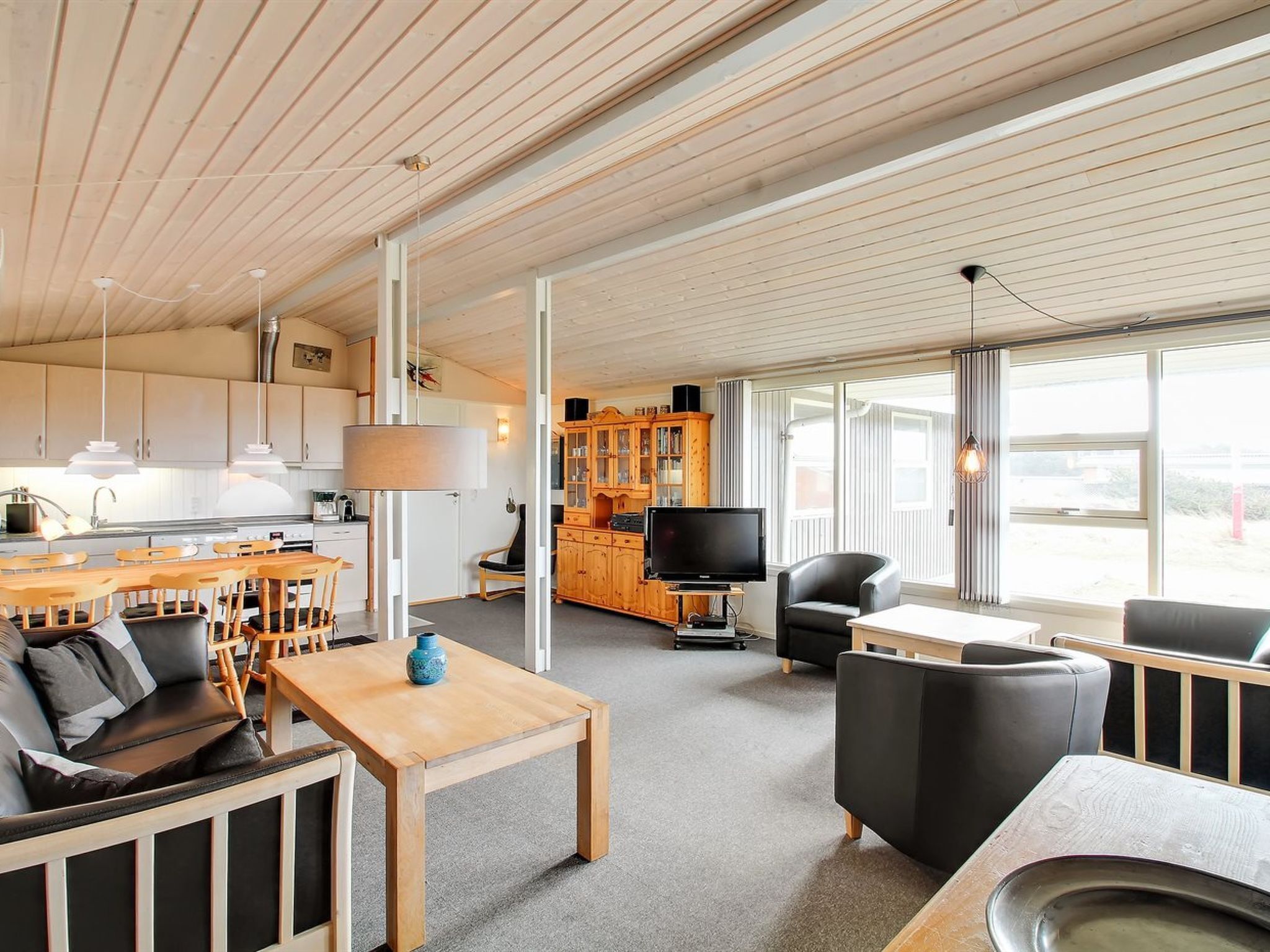 Televisión, chimenea, reproductor de DVD