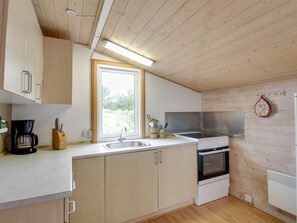Refrigerador, horno y utensilios de cocina