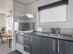 Kühlschrank, Ofen, Hochstuhl, Kochgeschirr/Geschirr/Besteck