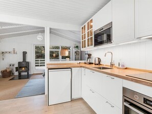 Refrigerador, microondas, horno y utensilios de cocina 