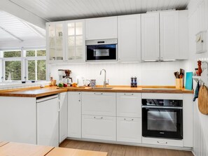 Kühlschrank, Mikrowelle, Ofen, Kochgeschirr/Geschirr/Besteck