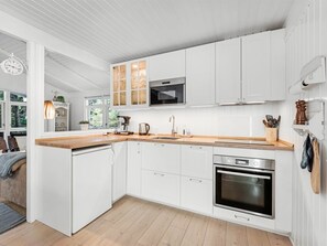 Køleskab, mikrobølgeovn, ovn, køkkentøj/tallerkener/redskaber