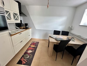 Kühlschrank, Ofen, Herdplatte, Wasserkocher mit Kaffee-/Teezubehör