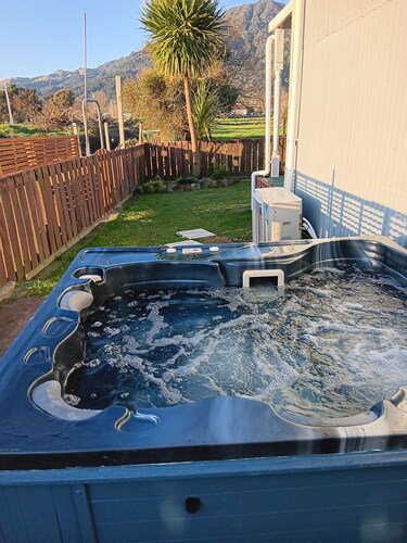 Character cottage. Walking distance to mountain and town. Private with spa. 