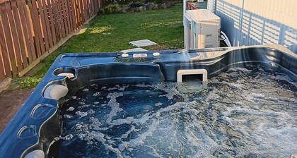 Character cottage. Walking distance to mountain and town. Private with spa.