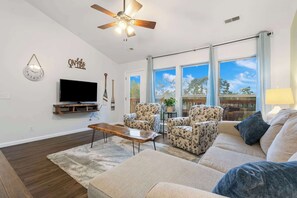 Condo, varias camas, balcón, vista a la montaña (Retreat by Design) | Área de sala de estar | Televisión de pantalla plana de 42 pulgadas con canales digitales 