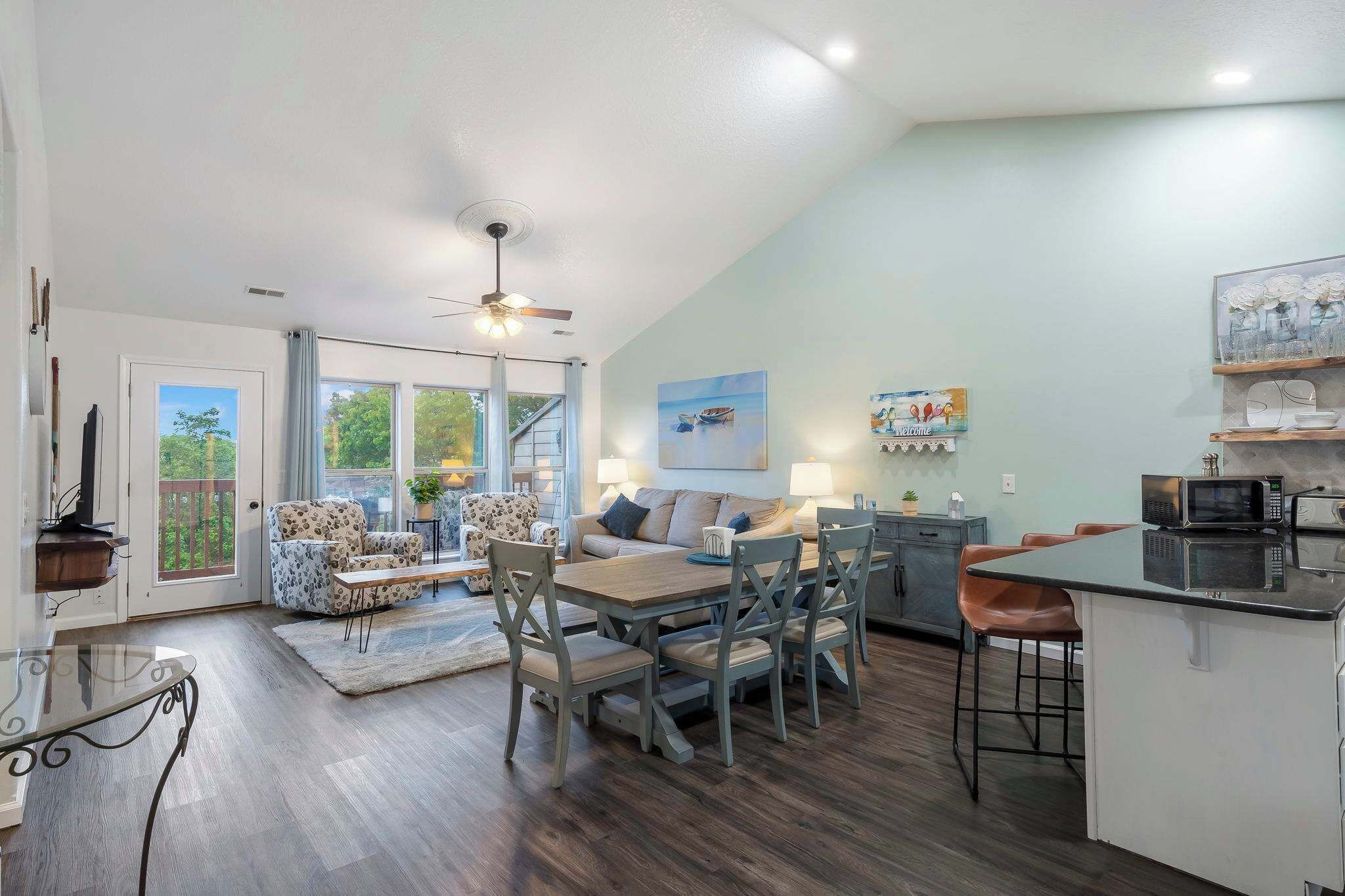 公寓客房, 多張床, 陽台, 山景 (Retreat by Design) | 起居區 | 42-吋平面電視，提供數位頻道