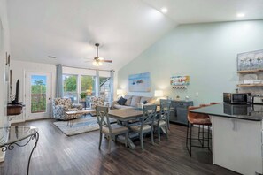 公寓客房, 多張床, 陽台, 山景 (Retreat by Design) | 起居區 | 42-吋平面電視,提供數位頻道