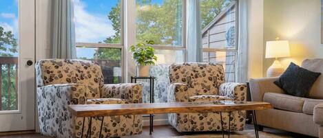 Apartamento, varias camas, balcón, vistas a la montaña (Retreat by Design) | Zona de estar | Televisión de pantalla plana de 42 pulgadas con canales digitales