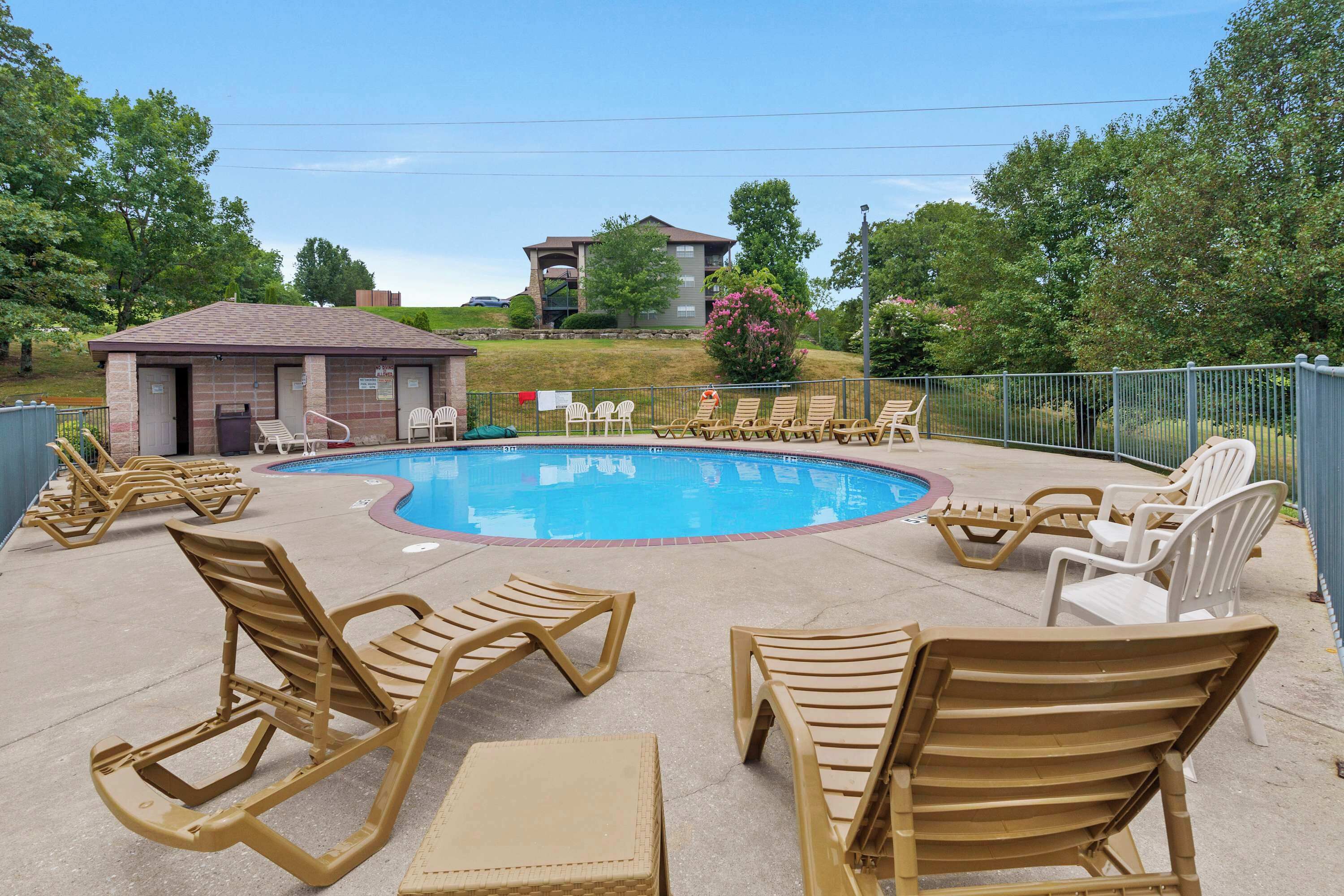 Piscine extérieure en saison