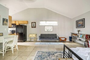 Casa, 1 cama Queen size y sofá cama, patio, vista al jardín | 1 habitación, decoración personalizada y muebles diferentes