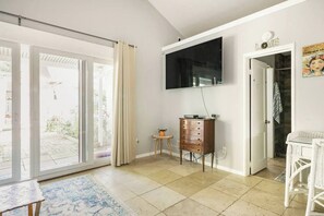 House, 1 Queen Bed with Sofa bed, Patio, Garden View | 1 bedroom, individually decorated, individually furnished, free WiFi - Rose Cottage (Hollywood)