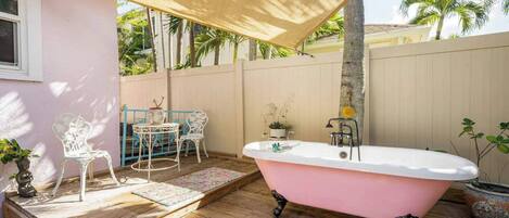บ้านพัก, เตียงควีนไซส์ 1 เตียง และโซฟาเบด, ลานระเบียง, วิวสวน | บริเวณที่พัก