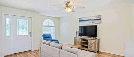 独立别墅, 多张床, 阳台, 花园景观 | 起居区 | 电视