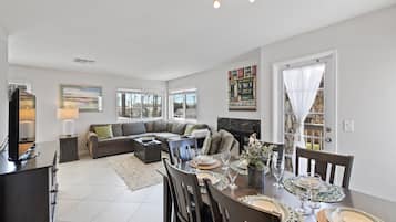 Condo, Multiple Beds, Balcony, Partial Ocean View (Seafaring Sweet Dreams) | In-room dining