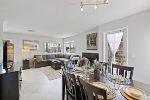 公寓式客房, 多张床, 阳台, 部分海洋景观 (Seafaring Sweet Dreams) | 客房内用餐