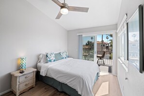 Appart'hôtel, plusieurs lits, balcon, vue partielle sur l'océan (Seafaring Sweet Dreams) | Vue de la chambre